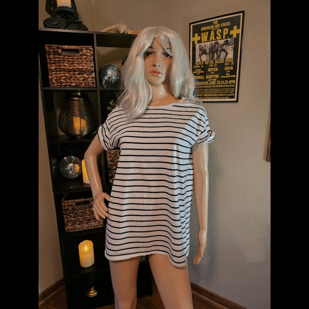Simple white and black stripe shortsleeve shirt